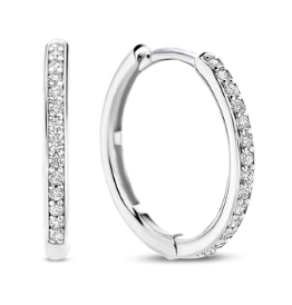 Deze TI SENTO zilveren medium oorbellen 7959ZI versierd met een delicate rand van kleine zirkonia steentjes belichamen de essentie van verfijnde elegantie en modern raffinement. Ontworpen met zorgvuldige aandacht voor detail, zullen deze oorbellen uw nieuwe go-to accessoire worden voor elke gelegenheid. Gemaakt met precisie van premium 925 sterling zilver en verzilverd, deze hoepels hebben een delicate 18mm diameter, het aanbieden van een boeiende aanvulling op uw sieraden collectie. De luxueuze platina coating versterkt de schoonheid van deze oorbellen en zorgt ervoor dat ze een statement maken voor elke gelegenheid. Of je ze nu solo draagt of in combinatie met andere oorbellen voor een geraffineerd ensemble, ze zullen zeker een favoriet sieraad in je sieradencollectie worden en een vleugje sprankeling en verfijning toevoegen aan elke outfit. Net als al onze sieraden zijn deze oorbellen nikkelvrij en hypoallergeen, waardoor ze niet alleen stijlvol zijn, maar ook comfortabel en van goede kwaliteit.